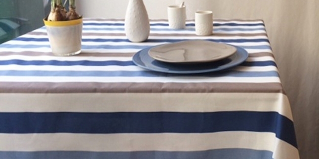 Nappe à rayures basque enduite coloris bleu taupe et blanc