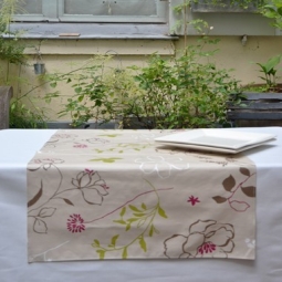 Wipe clean table runner Camellia green/red