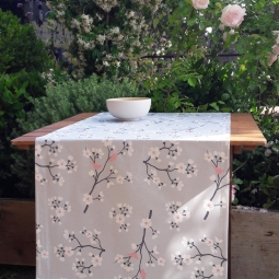 Chemin de table cerisier gris rose