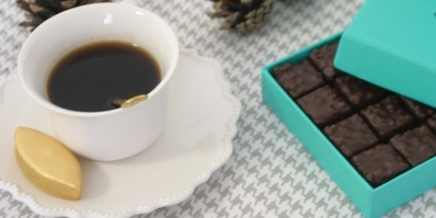 FLEUR DE SOLEIL OEKO TEX BAUMWOLLE METERWARE FEDERT BLAU BAUMWOLLE METERWARE HAHNENTRITT GRAU