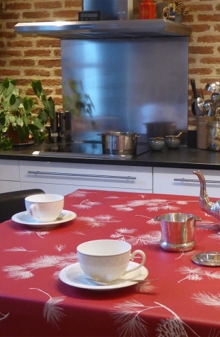 Nappe de Noël rouge enduite ronde ou ovale