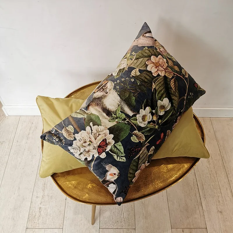 Coussin velours singe et perroquets