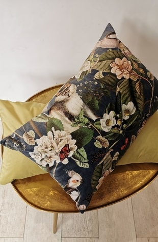 Coussin velours singe et perroquets