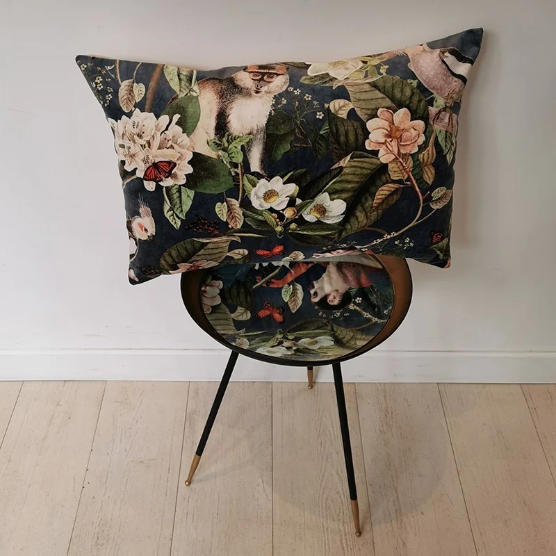 Coussin velours singe et perroquets