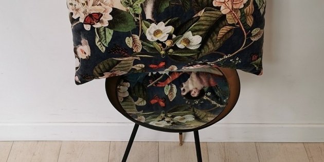 Coussin velours singe et perroquets
