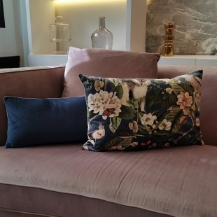 Coussin velours singe et perroquets