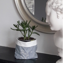 vide poche fleurs stylisées grises