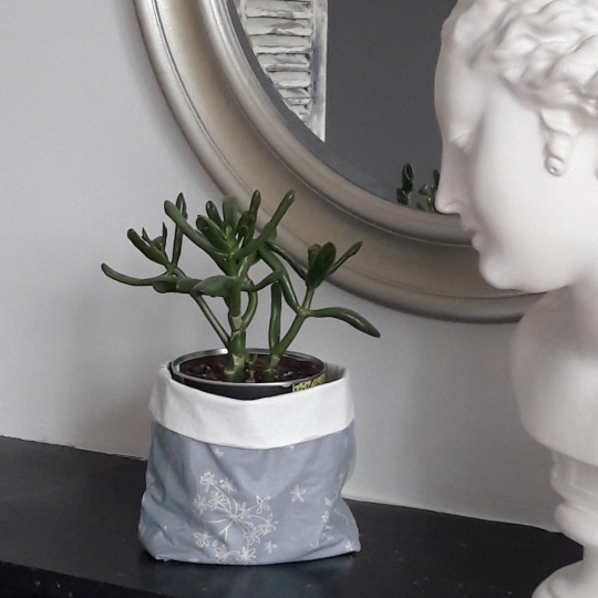 vide poche fleurs stylisées grises