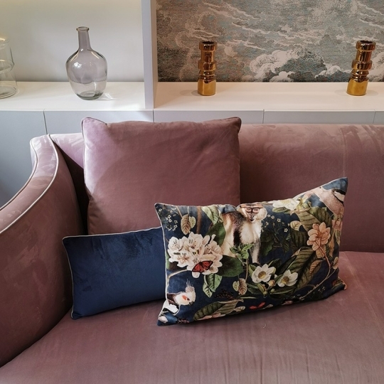 Coussin velours singe et perroquets