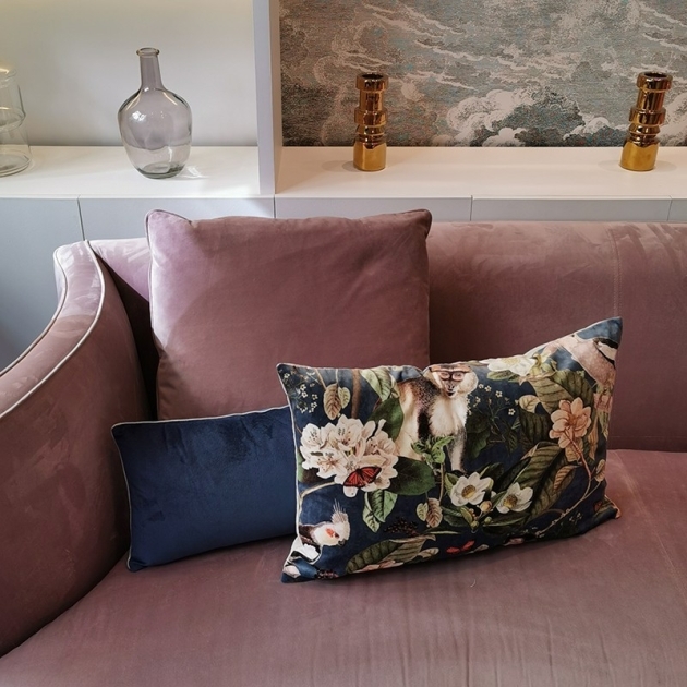 Coussin velours singe et perroquets rouge