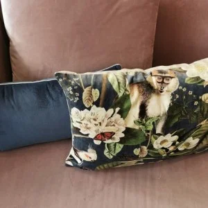 Coussin velours singe et perroquets rouge