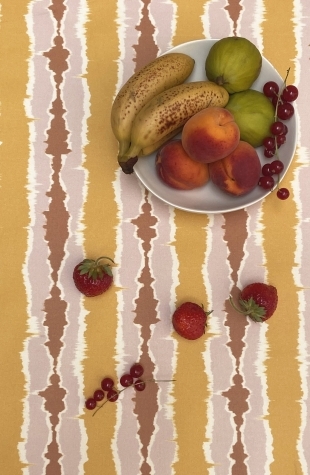 Nappe enduite anti tache ronde ou ovale ikat jaune curry